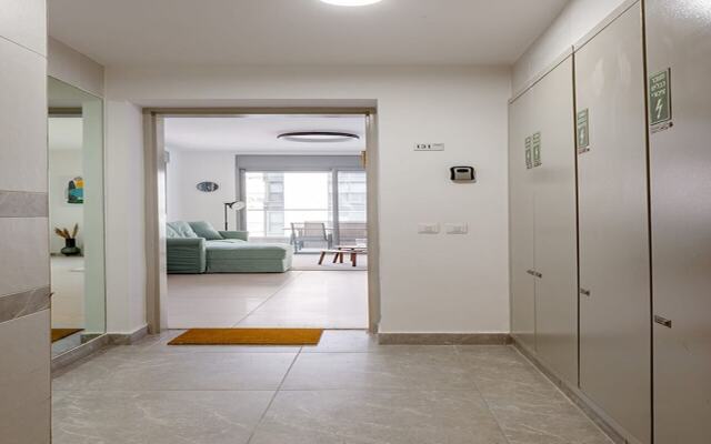 O-O Group -Luxury 3BR APT See View Tower