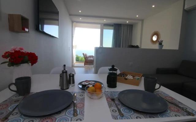 Lakones Deluxe Suites