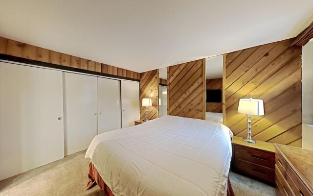 Slopeside Four Bedroom Homes at 1849 Condos - Free Wifi and Parking! by RedAwning
