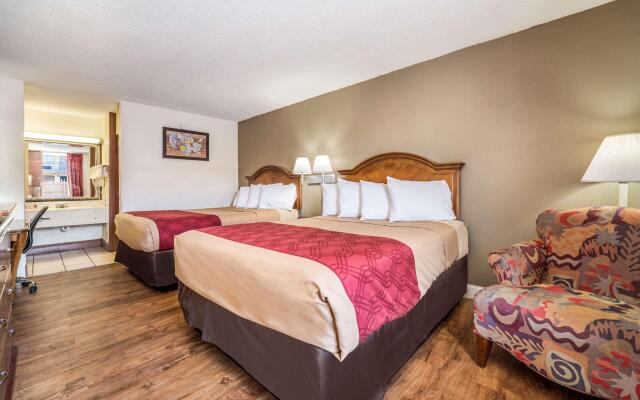 Econo Lodge Inn & Suites Macon