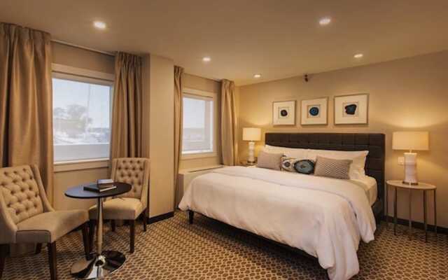 Fathoms Hotel & Marina