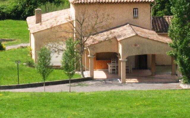 Lumineuse Villa avec Piscine à Grasse