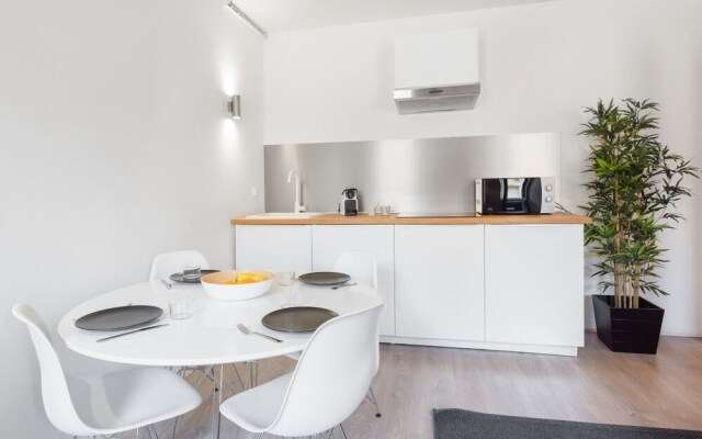 Modern 1 Bedroom Apartment "rue de le Loge"!