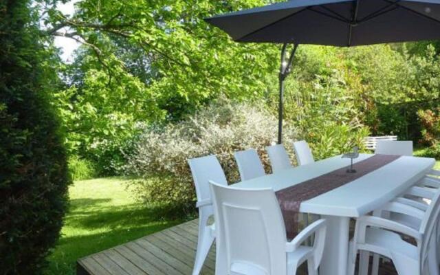 Pleasant holiday home in Clohars-Carnoët with garden