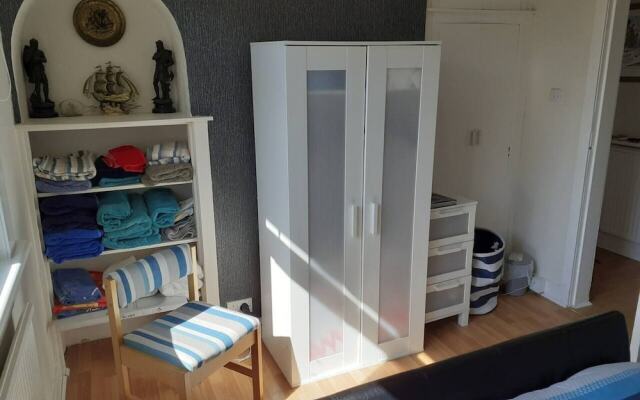 Marina View, Lovely Upper 3 Bedroom Apartment