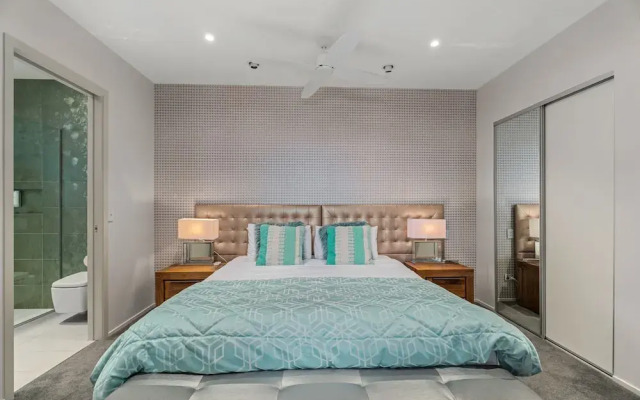 Chic Central Penthouse & Spa by Staysouth