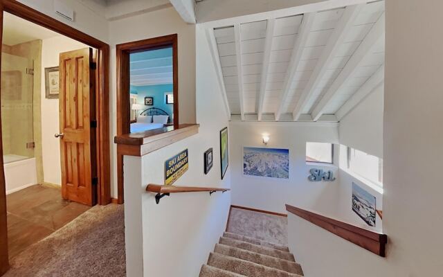 Slopeside Four Bedroom Homes at 1849 Condos - Free Wifi and Parking! by RedAwning