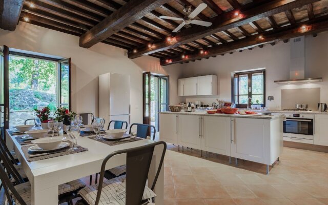 Splendid Villa in Preggio With Swimming Pool