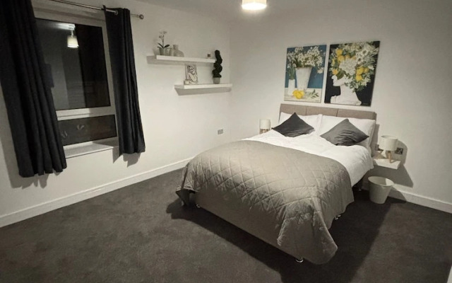 Shawforth - 2 Beds - Sleeps 4 - Street Parking