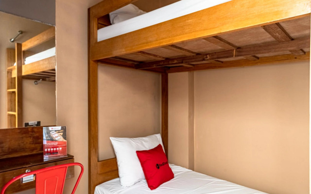 RedDoorz Hostel near LTC Glodok
