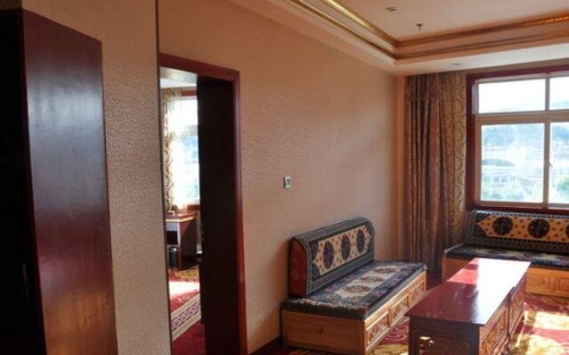 Shangri-La Zhenglong Holiday Hotel