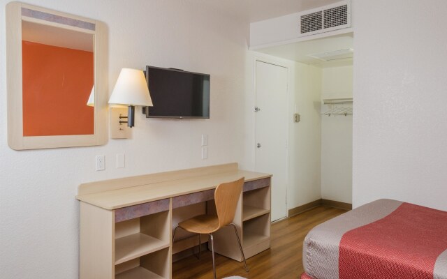 Super 8 by Wyndham Turlock