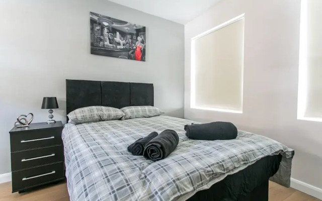 2 Bed Penthouse Style House in Camden Town