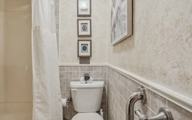 Niagara Falls Getaway: Perfect Place To Unwind 2 Bedroom Home by RedAwning