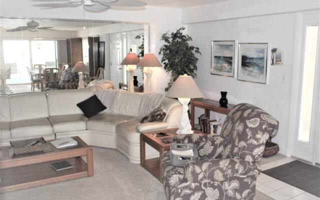 Jamaica Royale 506 - 2 Br Condo