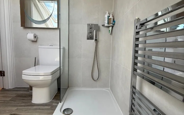 5 Bed House - Sleeps 8 - Pets - Parking - Wifi