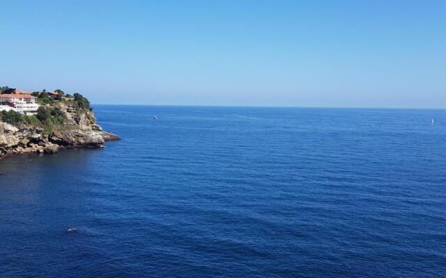 Sea Coast Lekeitio by HomeBilbao