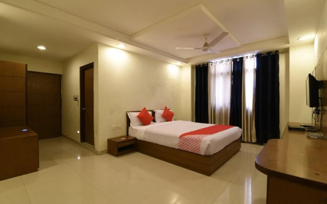 OYO 27830 Hotel Luxury Inn