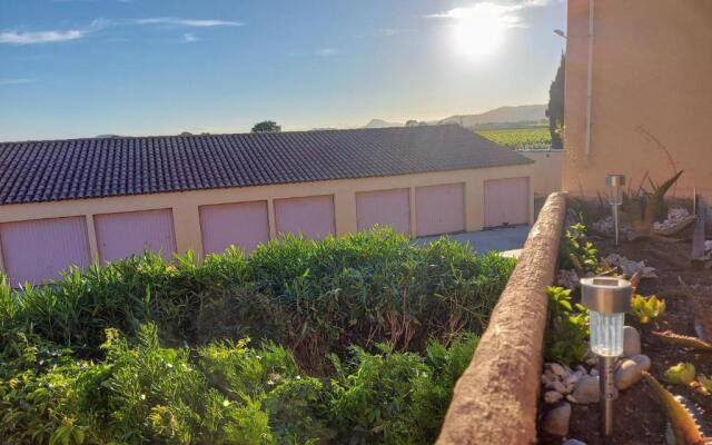 Coquet studio avec belle terrasse