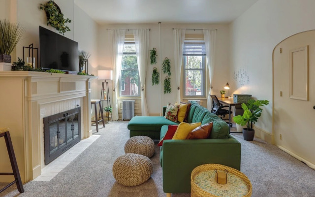 Walk to Restaurants & Shops: Apt in Pennsylvania!