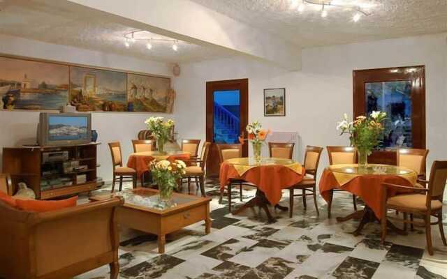 Barbouni Hotel & Studios