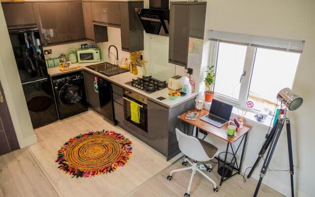 NEW Cosy & Secure - 2 Bed - Free WIFI - Modern & Functional