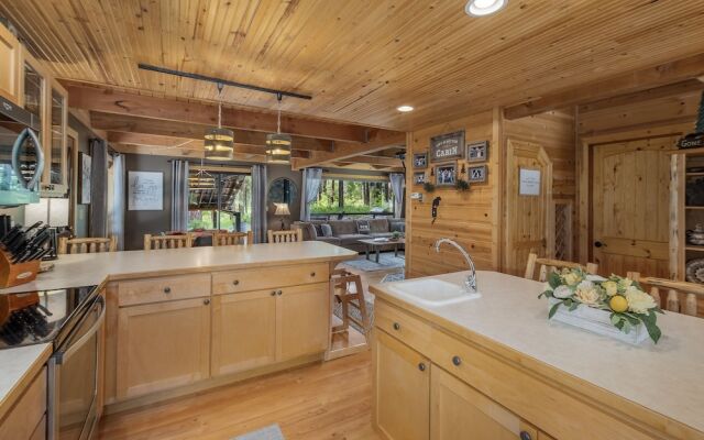 Thyme Out 2 Bedroom Home by NW Comfy Cabins by RedAwning