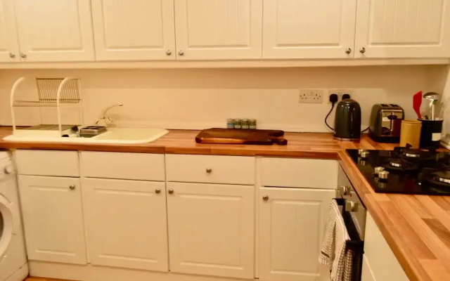 Spacious 2 Bedroom Apartment Near Holyrood Park