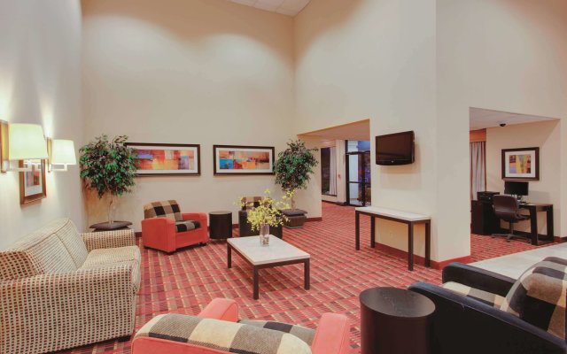 La Quinta Inn & Suites by Wyndham Fairfield NJ