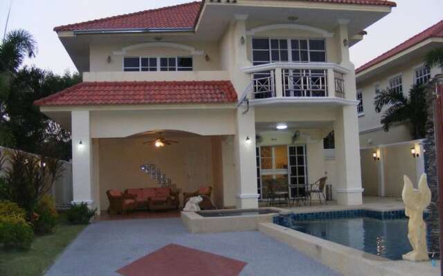 4 Bedroom Villa Private Pool Central Pattaya 15 min Away