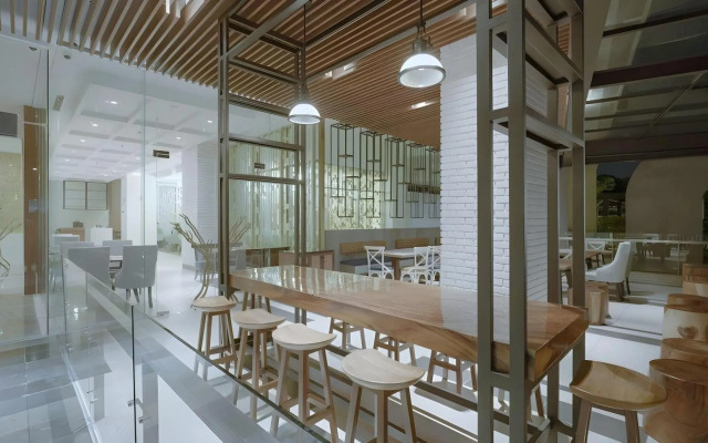 Whiz Luxe Hotel Spazio Surabaya