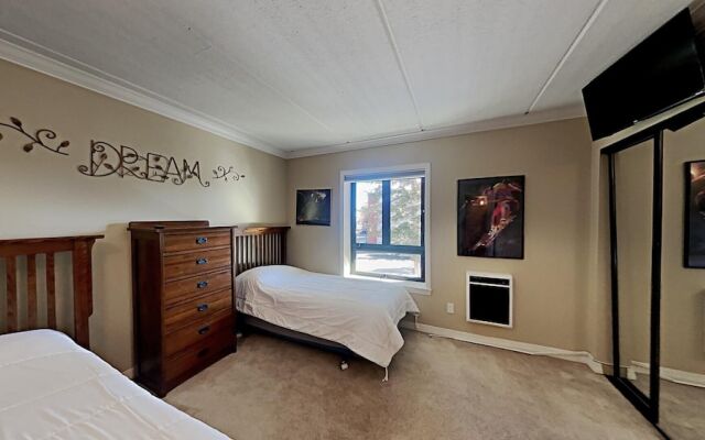 Spacious 3 Bed 3 Bath Condo with 3 Spas and Great View - Just Steps Away from Ski Adventure! by RedAwning