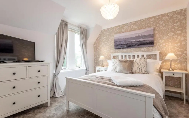 Abbey Villa Central Boutique House with Parking