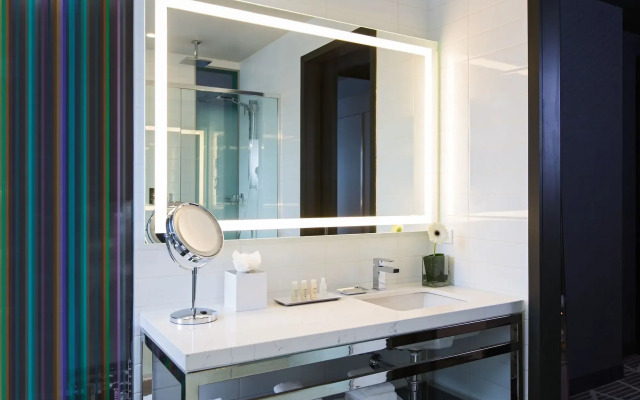 Renaissance Montreal Downtown Hotel