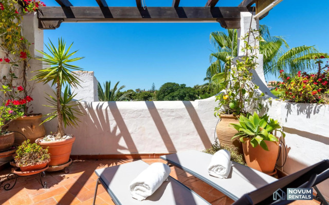 Modern 2 BDRM Apt with Sea Views and Pool