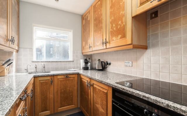 Luxury 2BR Flat in Knightsbridge W/patio, 4 Guests