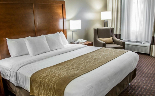 Quality Inn & Suites Des Moines - Merle Hay Road