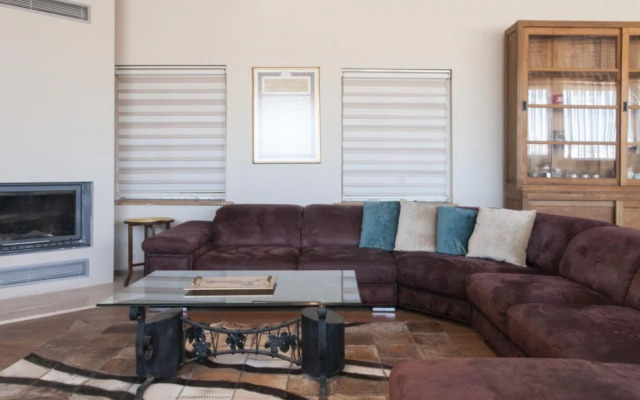 Central Flat With City View and Terrace in Sisli