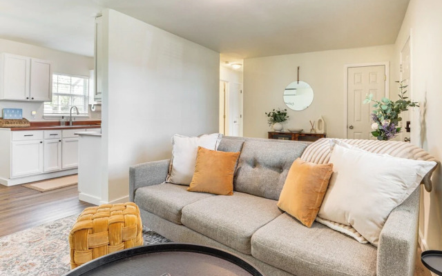 4 Mi to Dtwn: Dog-friendly Fayetteville Home