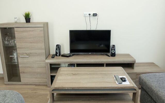 FM Luxury 2-BDR Apartment - Bright & Modern