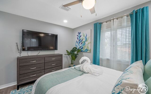 Chic 8BR with Heated Pool & Waterview