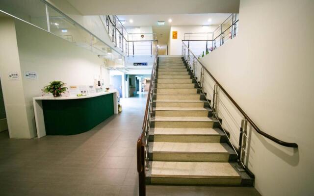 Travelers Plus - Hostel