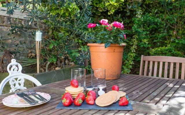 Traditional and Colourful 2BR Garden Flat in Parsons Green
