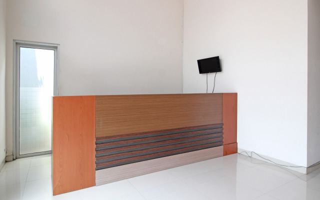 RedDoorz near Hartono Mall 3