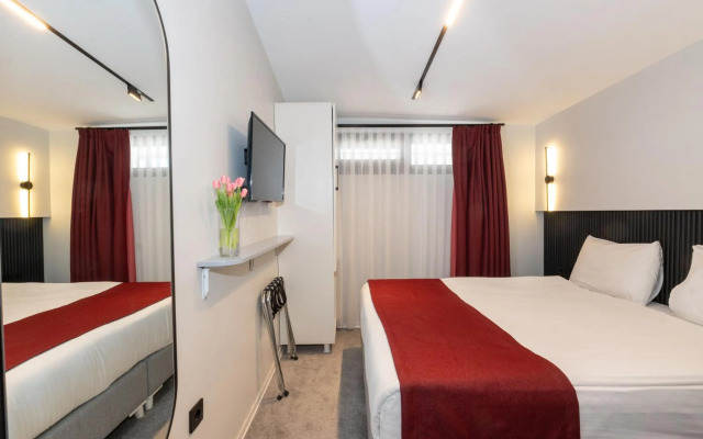 Metropolitan Hotel by Flemings