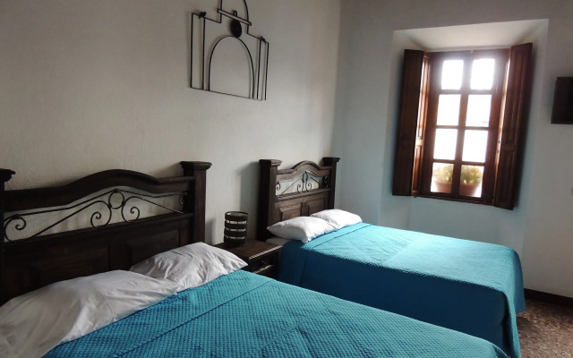 Feathers Hotel and Lounge - Hostel