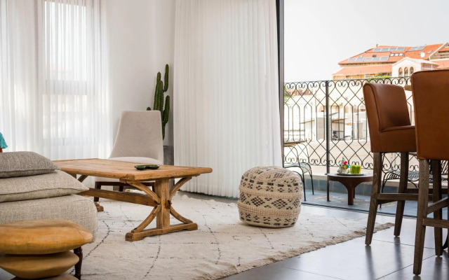 Walk to Beaches from an Arty New-Build Apartment