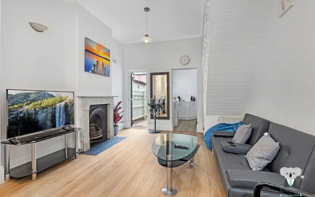 Kozyguru | Surry Hills | Classic Terraced House