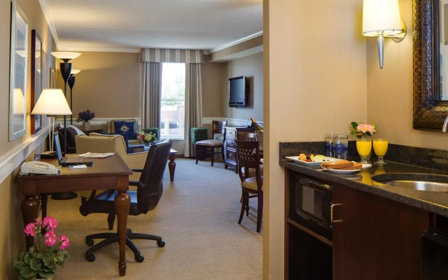 Salem Waterfront Hotel & Suites