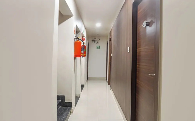 FabHotel Executive Pearl Inn - Nr. Twin tower